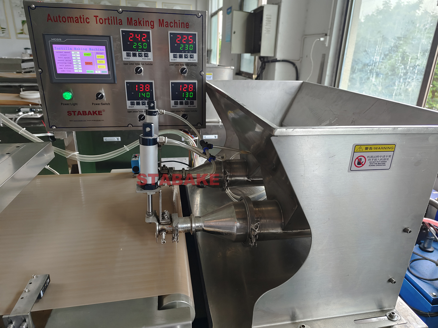 2.Large Volume Dough Feeding Hopper.jpg